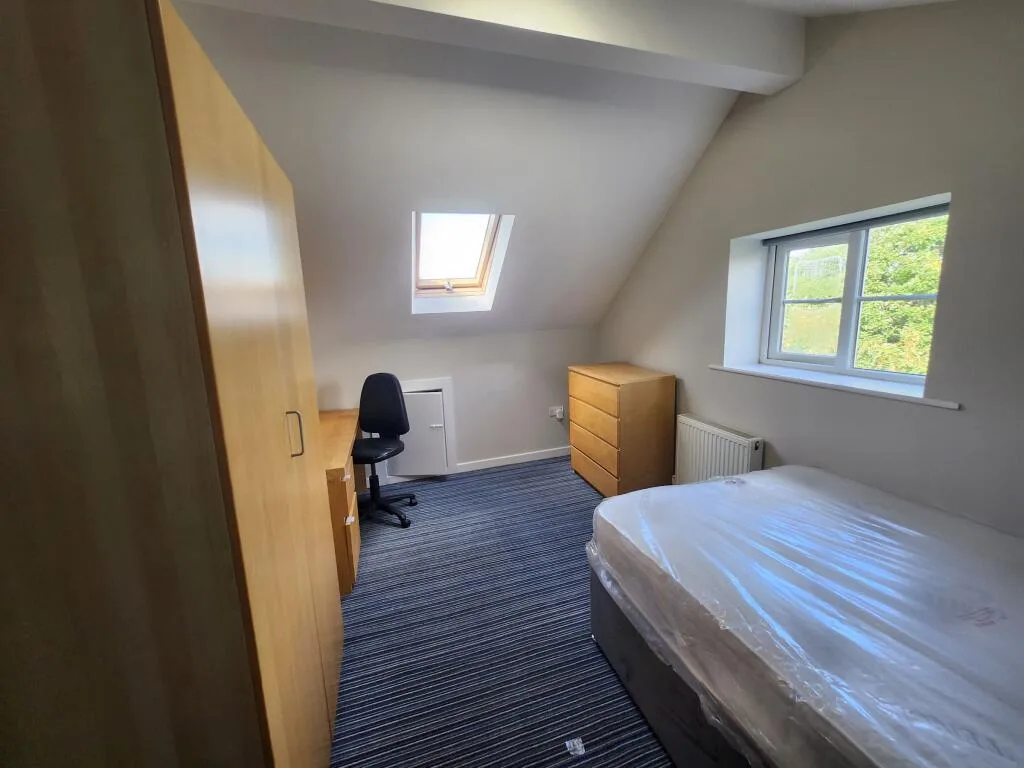 6 bedroom semi-detached house for rent