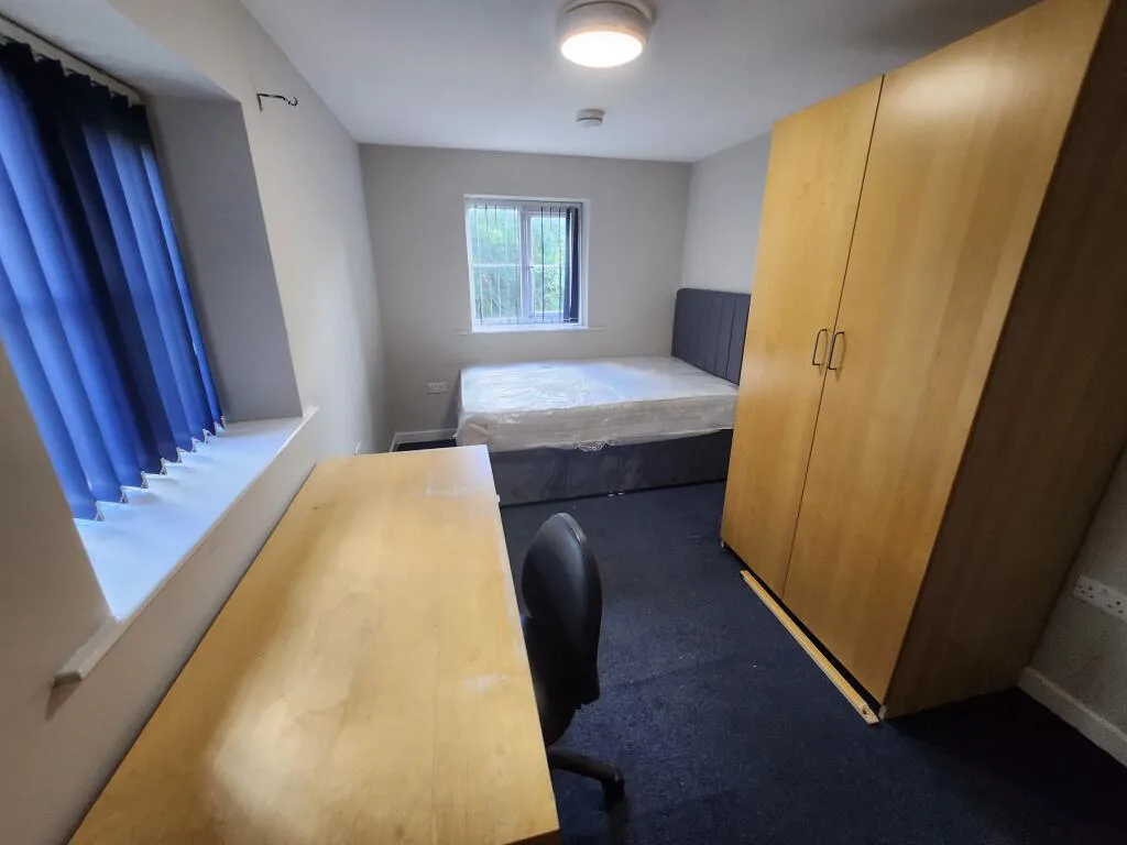 6 bedroom semi-detached house for rent