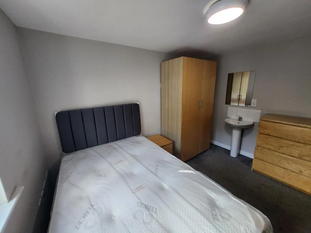 6 bedroom semi-detached house for rent