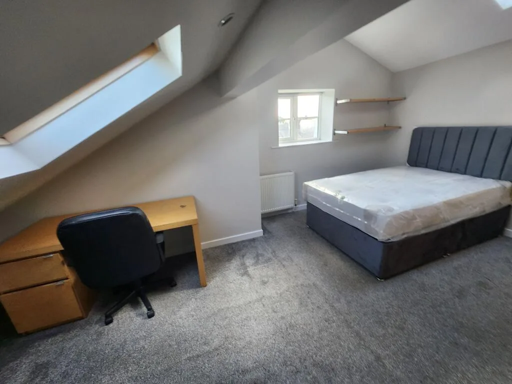 6 bedroom semi-detached house for rent