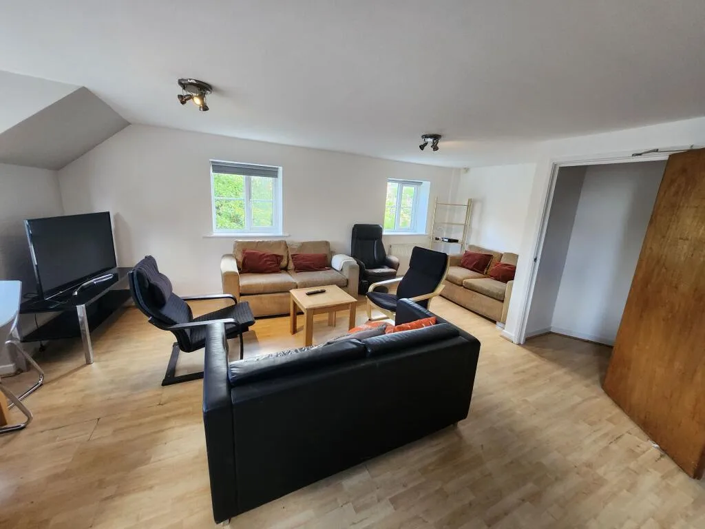 6 bedroom semi-detached house for rent