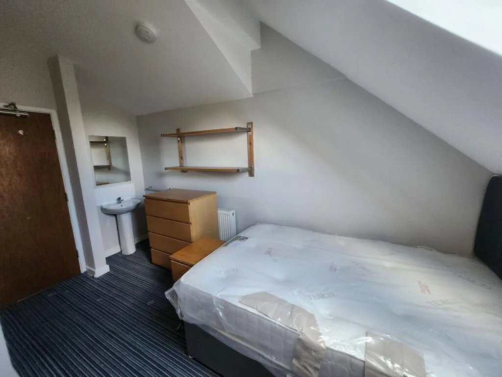 6 bedroom semi-detached house for rent