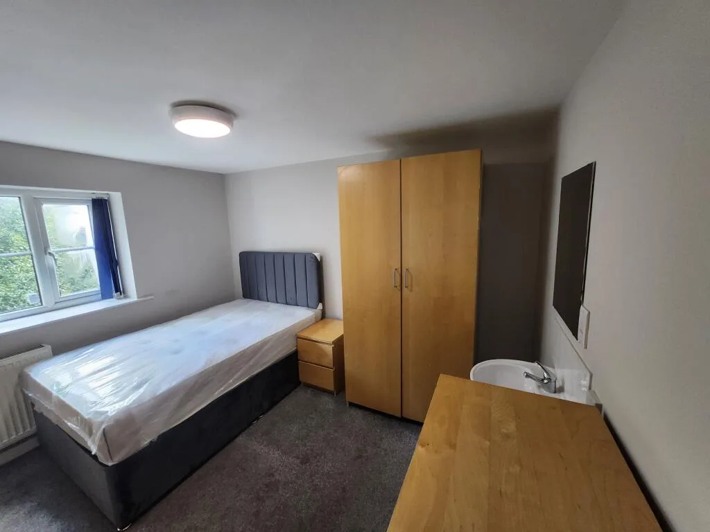 6 bedroom semi-detached house for rent