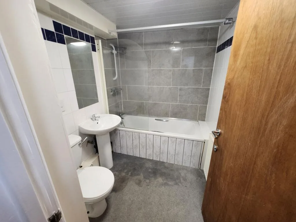 6 bedroom semi-detached house for rent