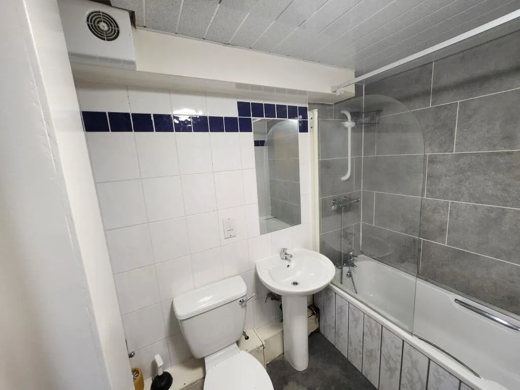 6 bedroom semi-detached house for rent