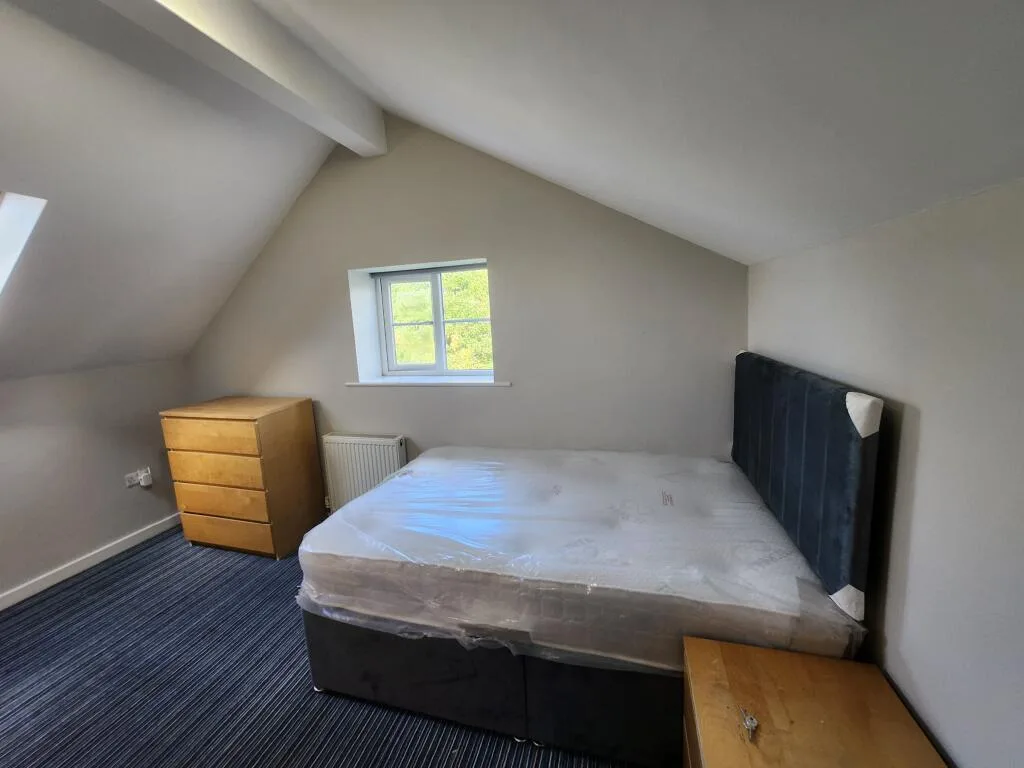 6 bedroom semi-detached house for rent