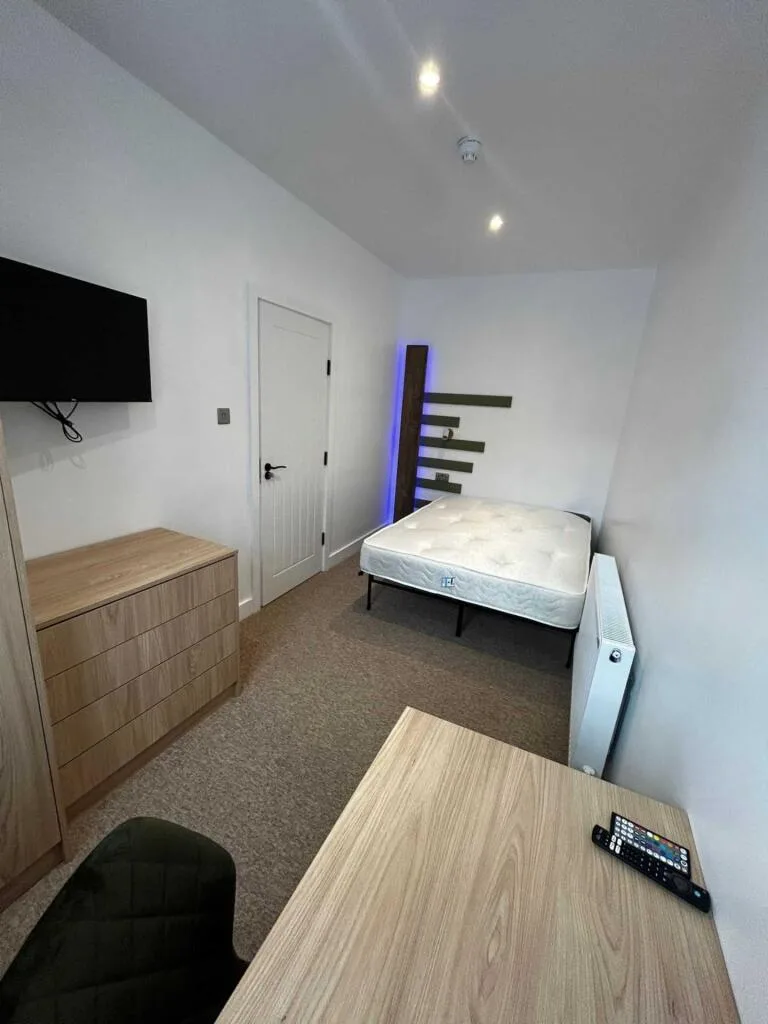 6 bedroom terraced house for rent