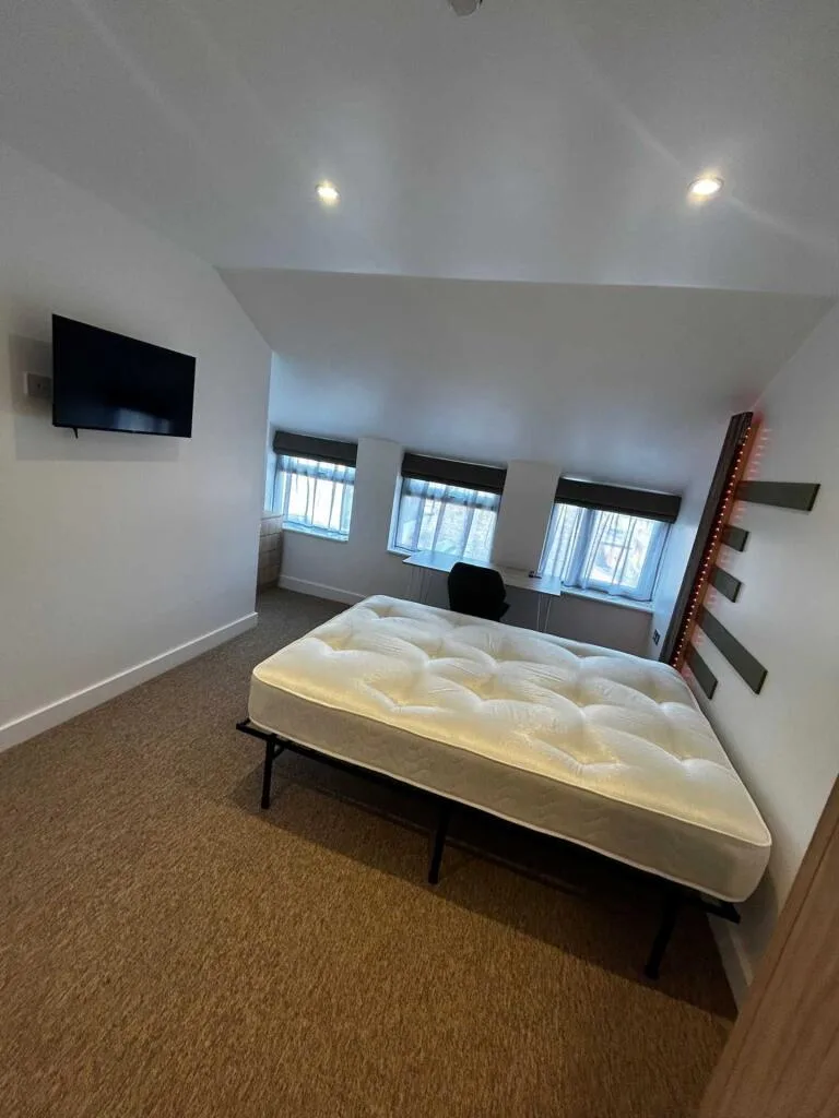 6 bedroom terraced house for rent