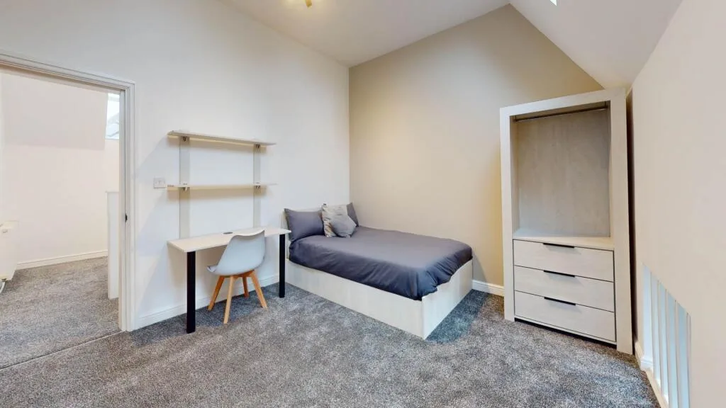 5 bedroom flat for rent