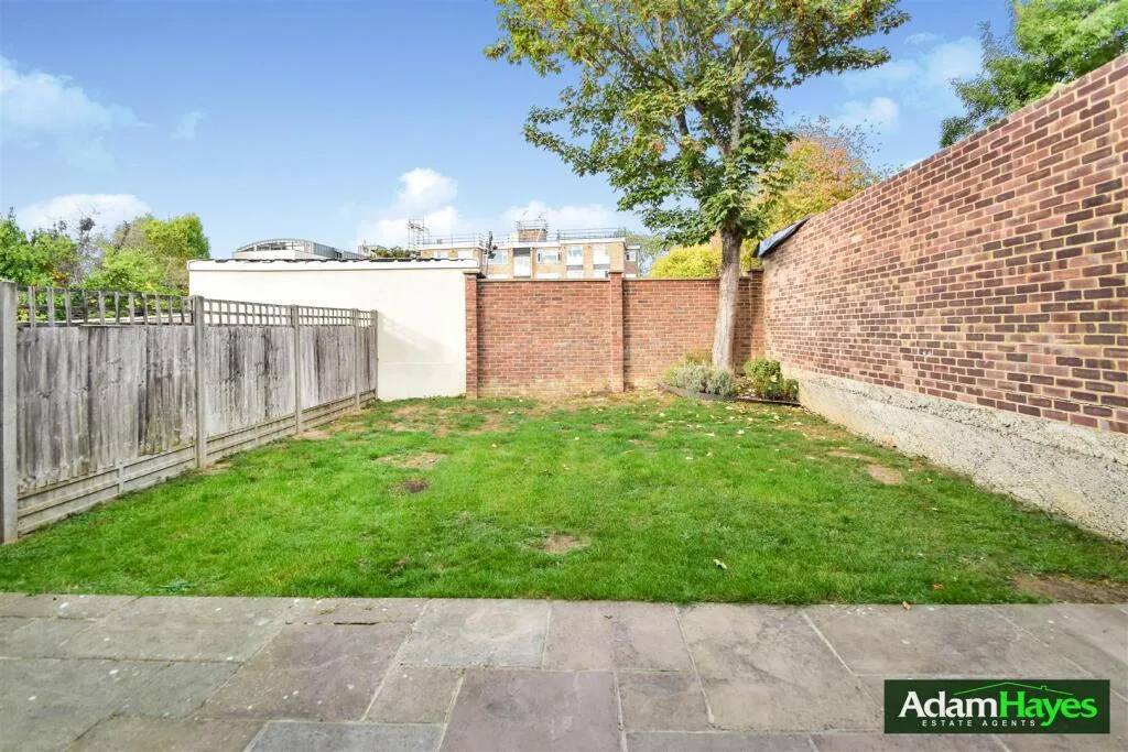 4 bedroom end of terrace house for rent
