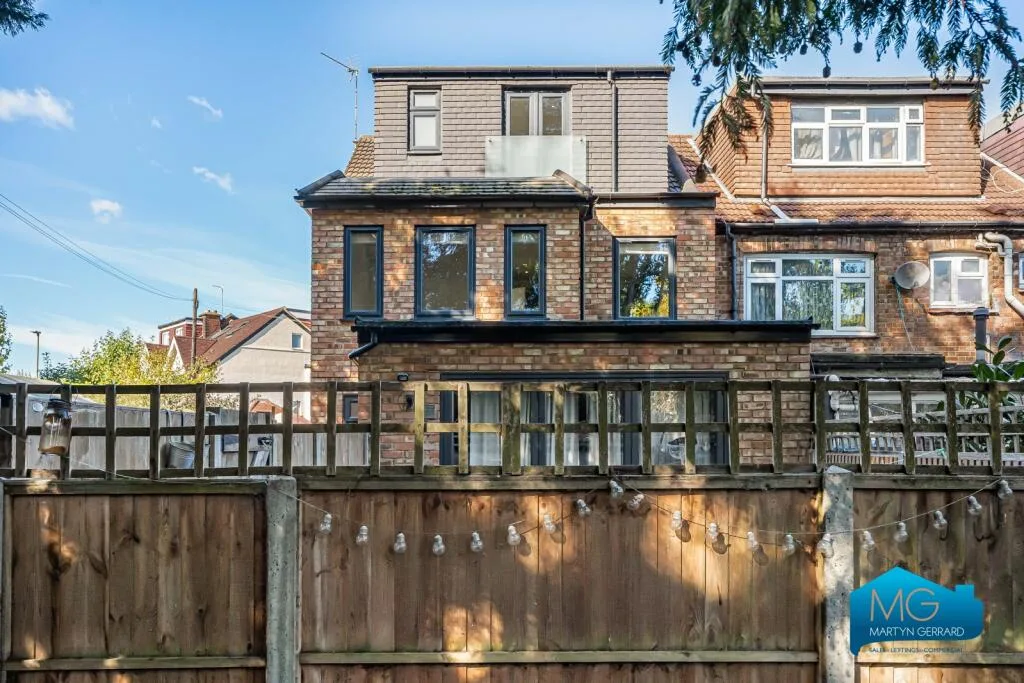 2 bedroom maisonette for rent