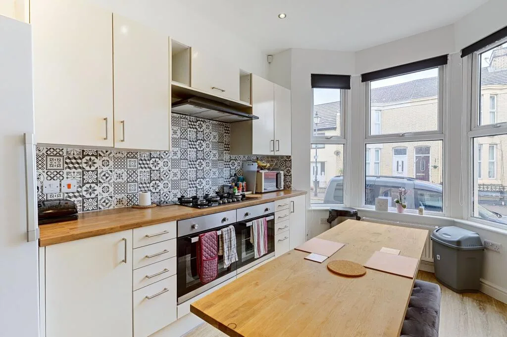 6 bedroom terraced house for rent