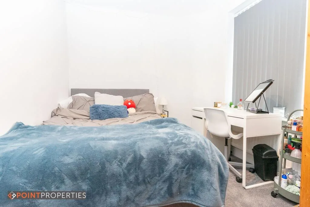 5 bedroom semi-detached house for rent