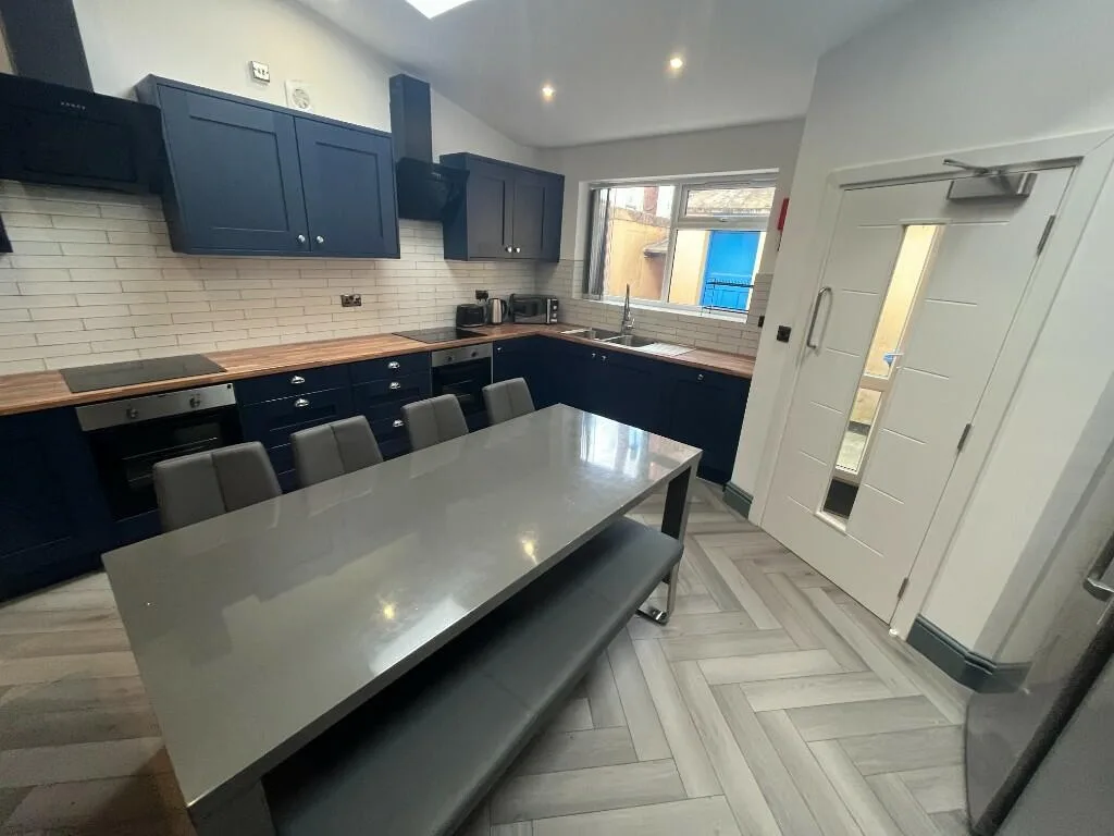 7 bedroom semi-detached house for rent
