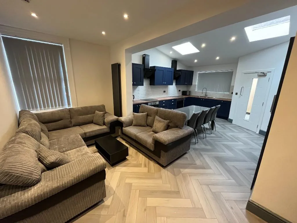 7 bedroom semi-detached house for rent