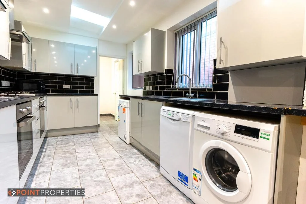 8 bedroom terraced house for rent