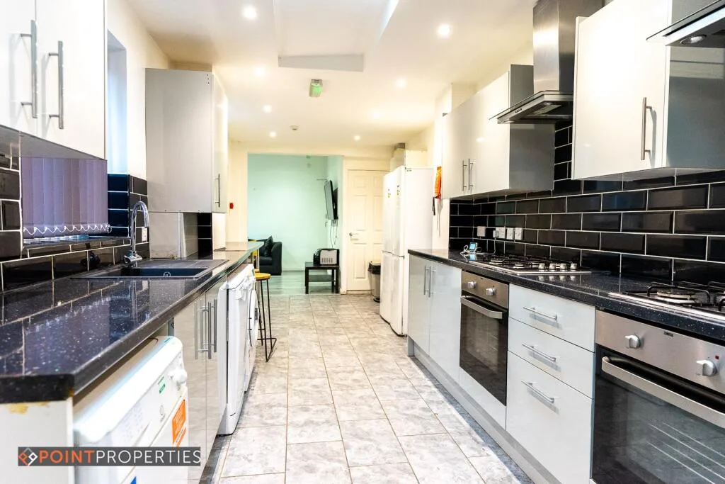 8 bedroom terraced house for rent