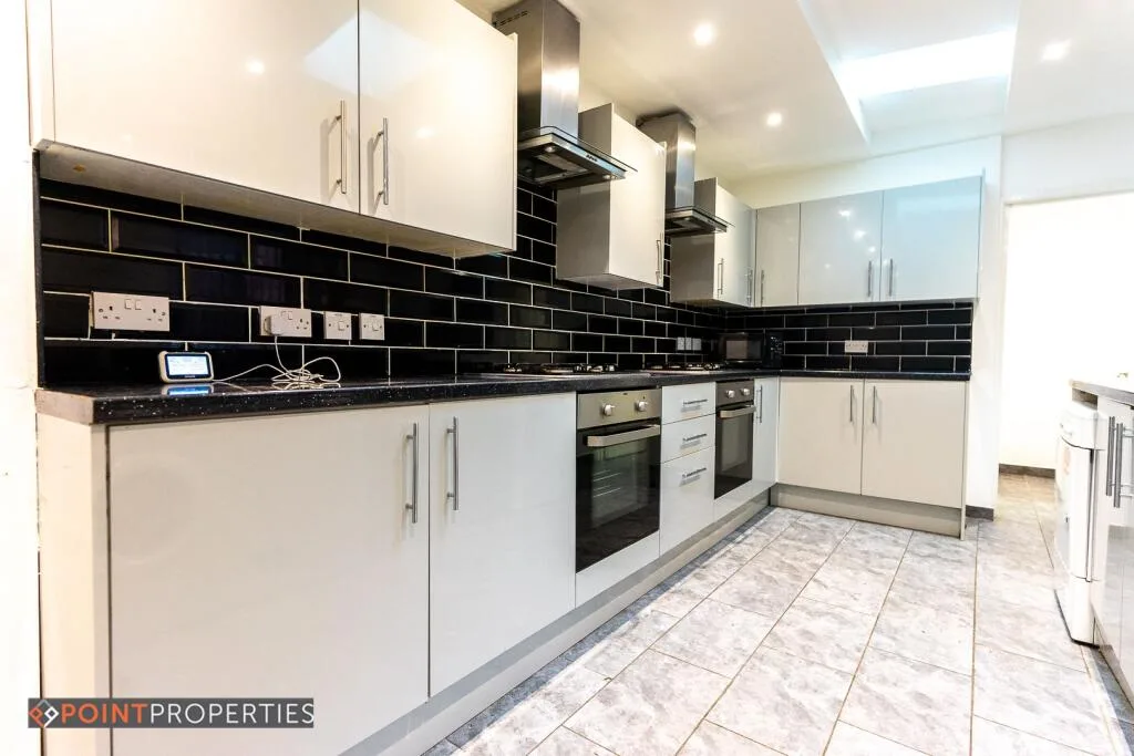 8 bedroom terraced house for rent