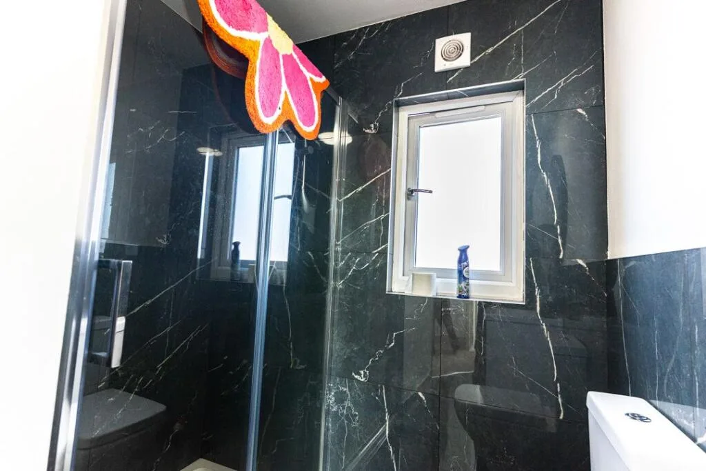 6 bedroom semi-detached house for rent