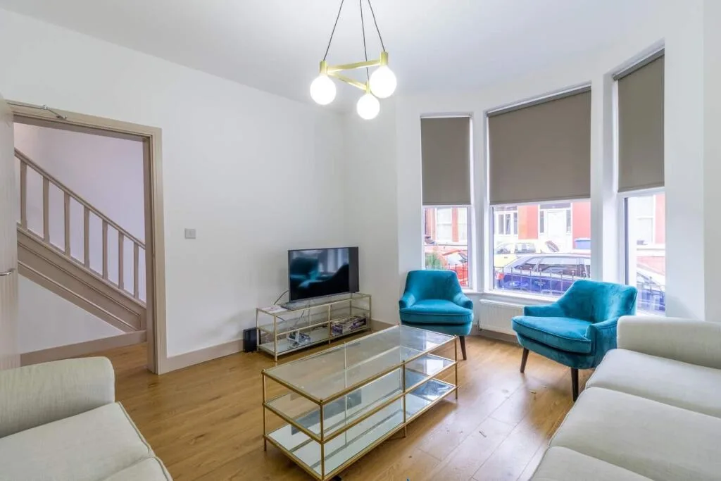 6 bedroom semi-detached house for rent
