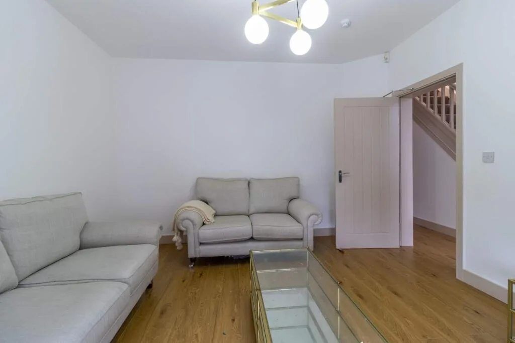 6 bedroom semi-detached house for rent