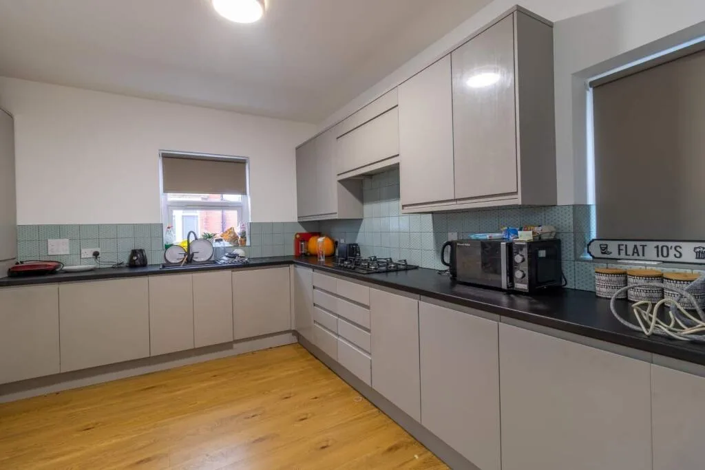 6 bedroom semi-detached house for rent