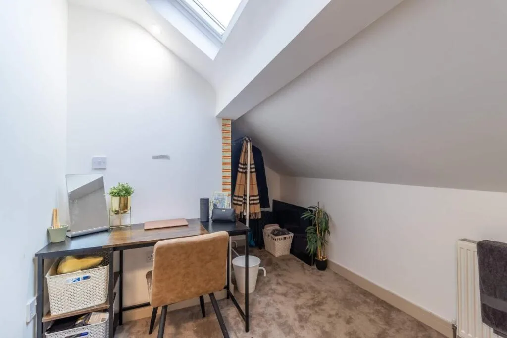 6 bedroom semi-detached house for rent