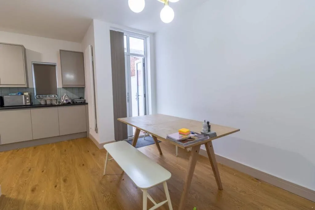 6 bedroom semi-detached house for rent