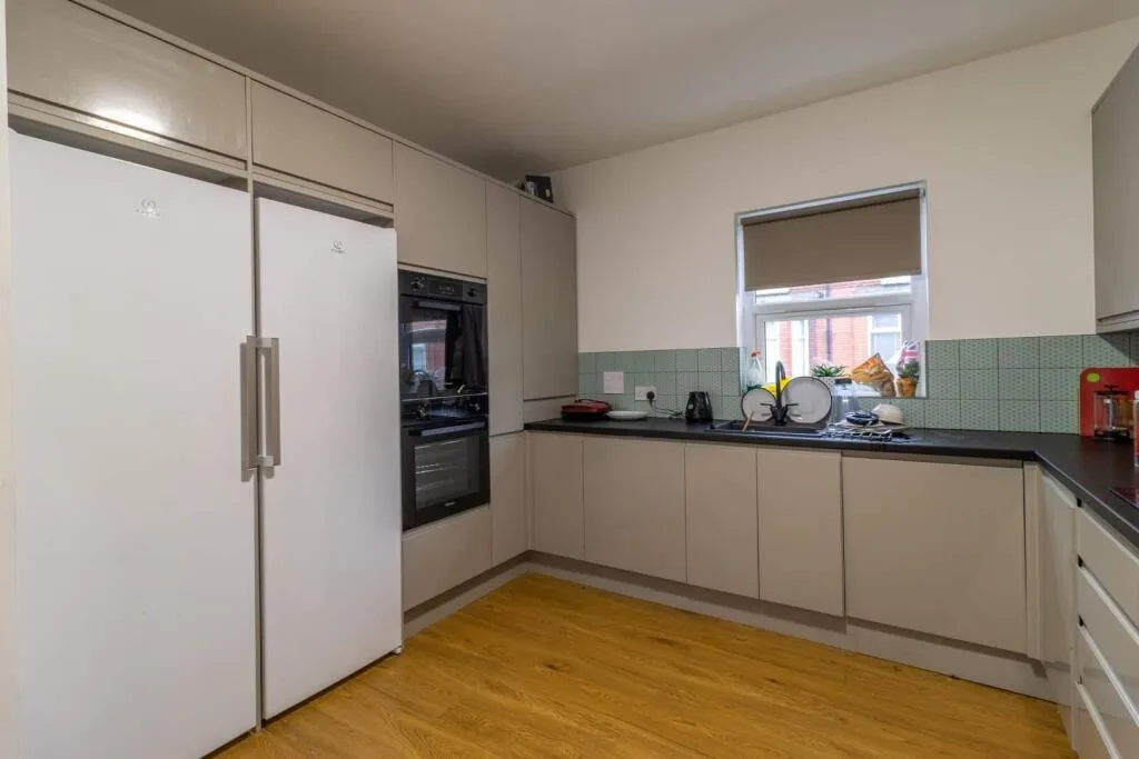 6 bedroom semi-detached house for rent