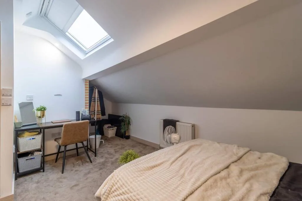 6 bedroom semi-detached house for rent
