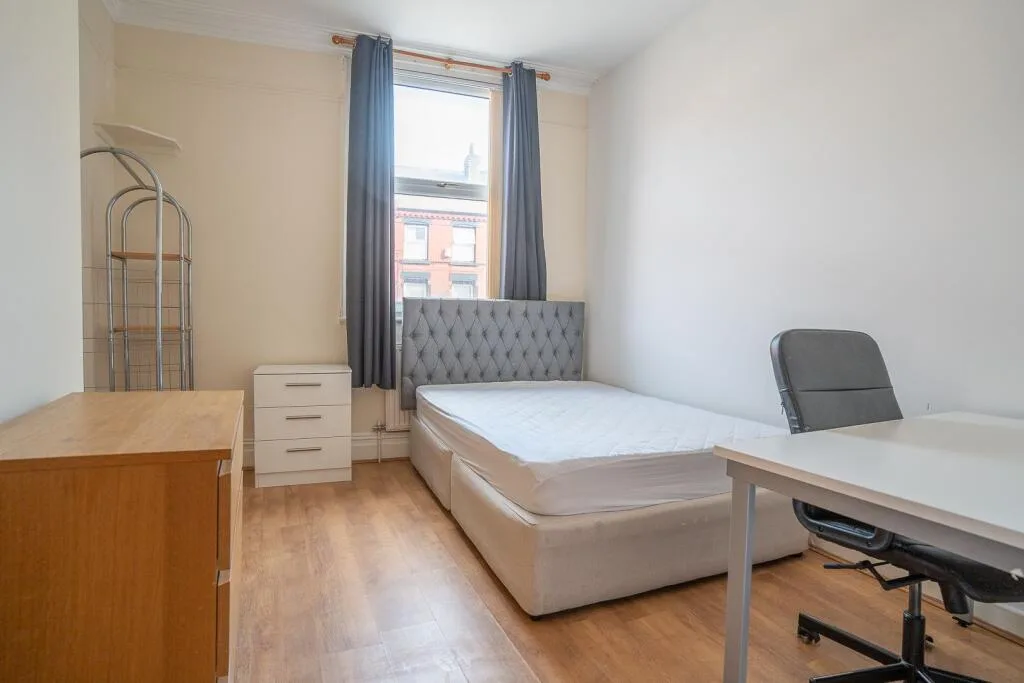 5 bedroom flat for rent