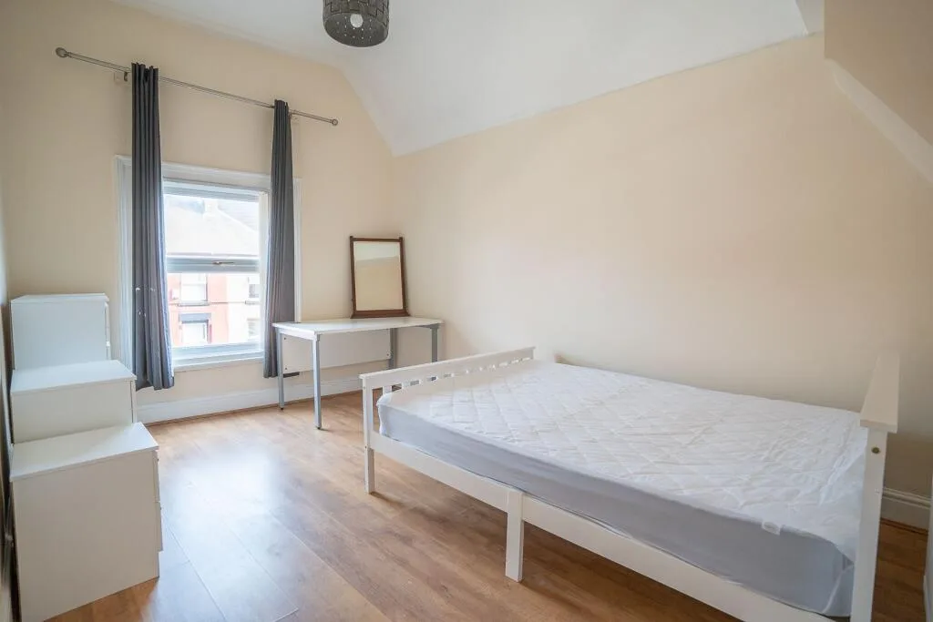 5 bedroom flat for rent