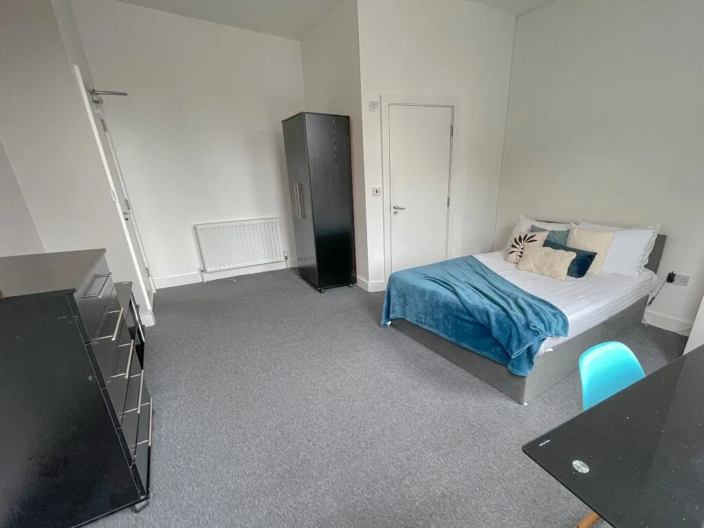 7 bedroom semi-detached house for rent
