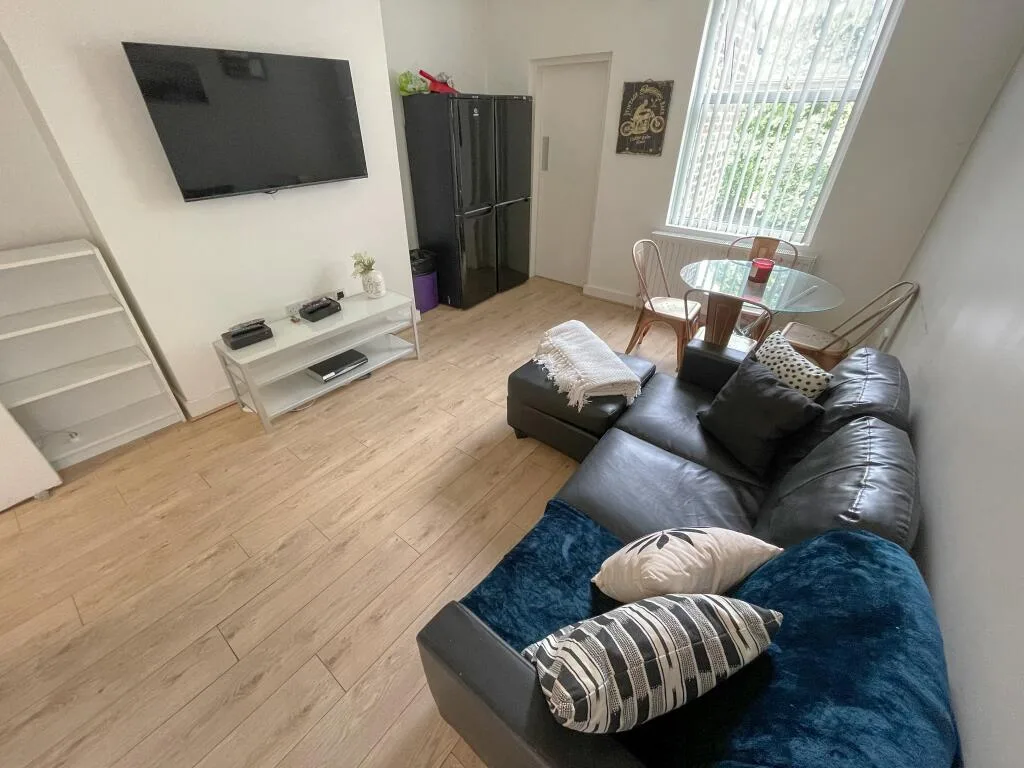 7 bedroom semi-detached house for rent