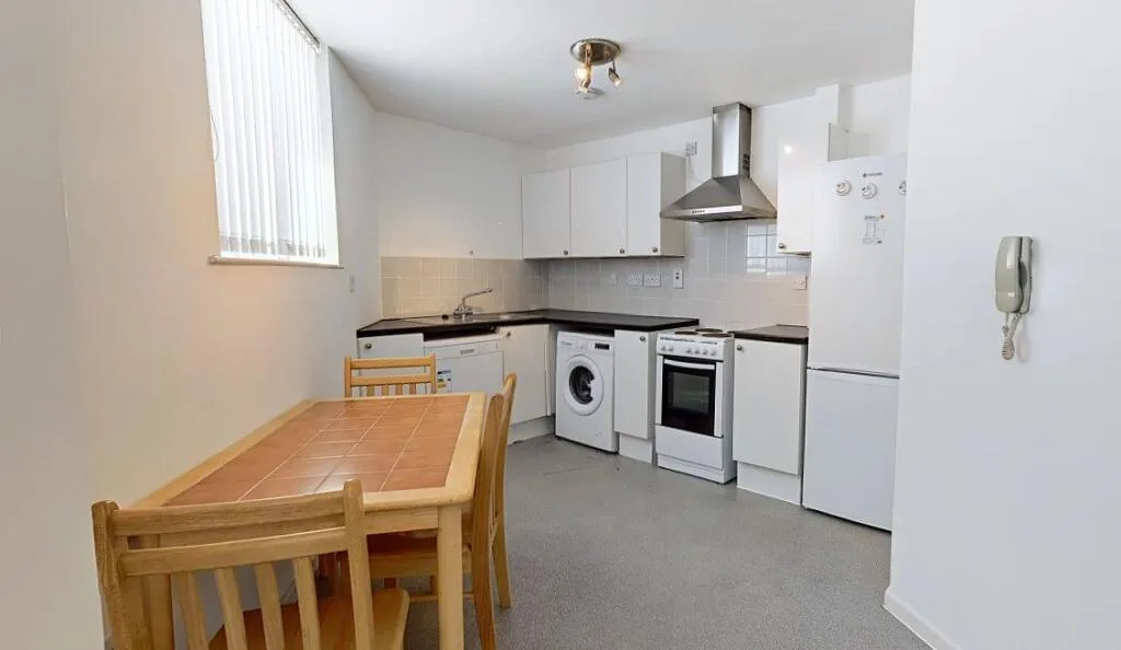 6 bedroom semi-detached house for rent