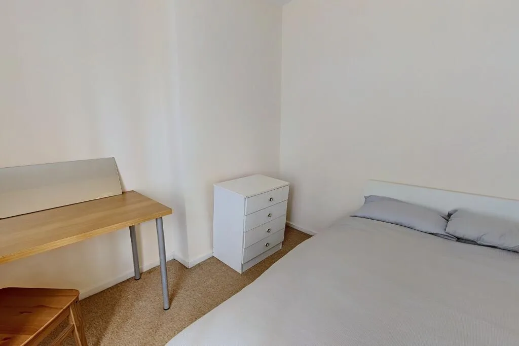 6 bedroom semi-detached house for rent
