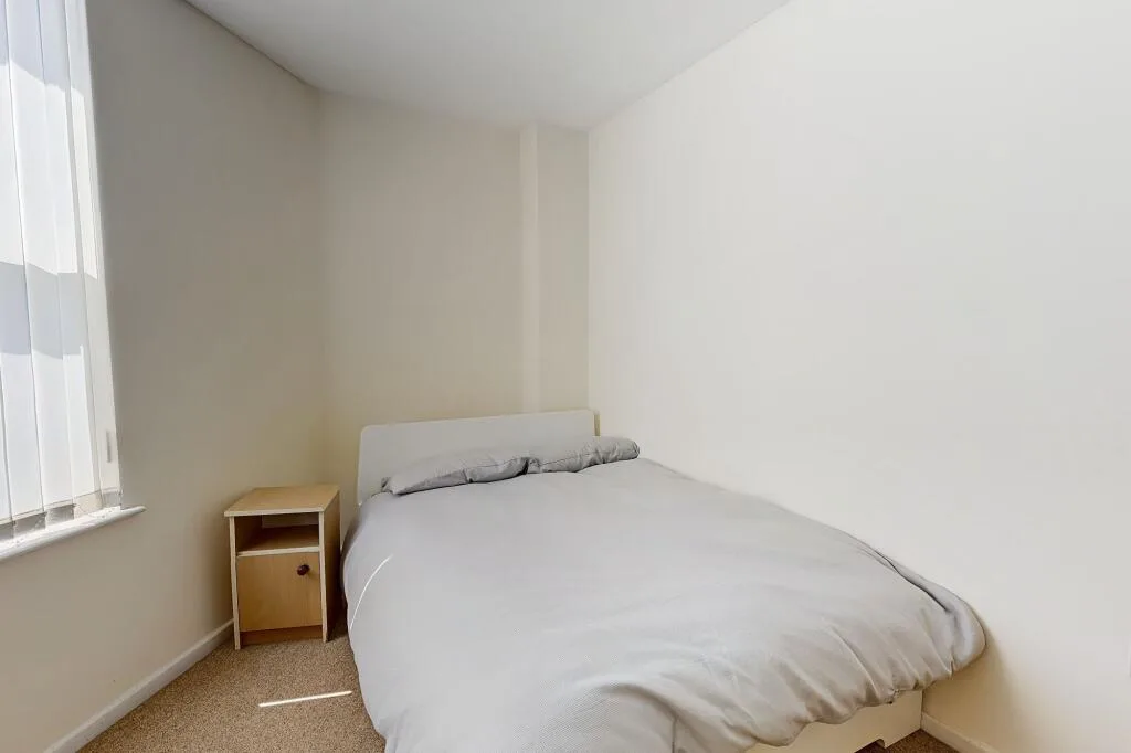 6 bedroom semi-detached house for rent