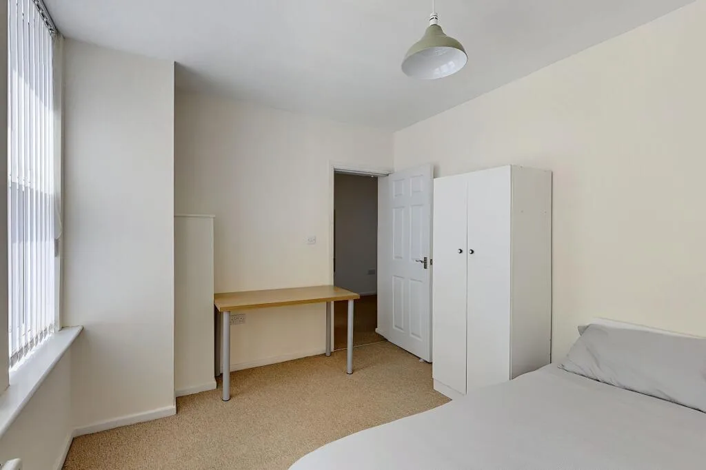 6 bedroom semi-detached house for rent