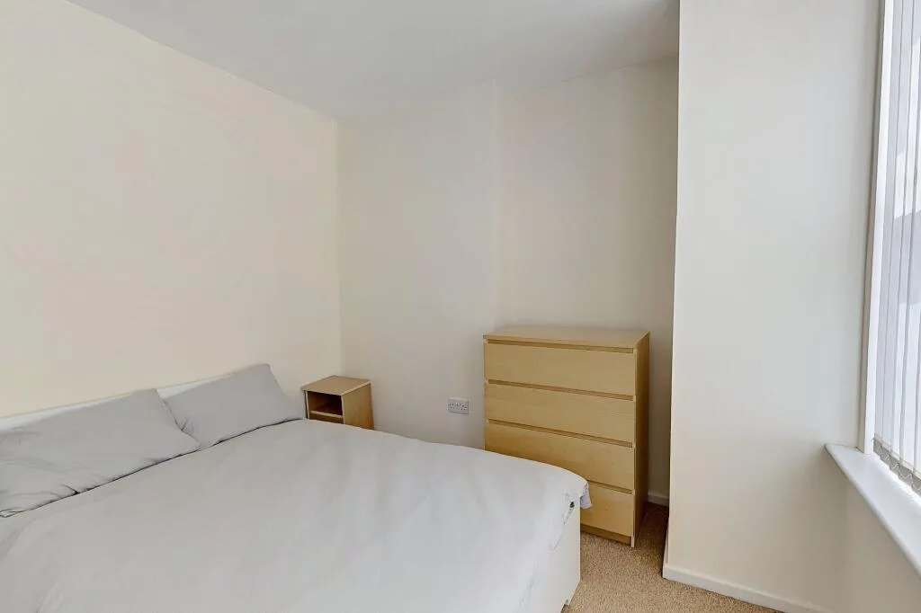 6 bedroom semi-detached house for rent
