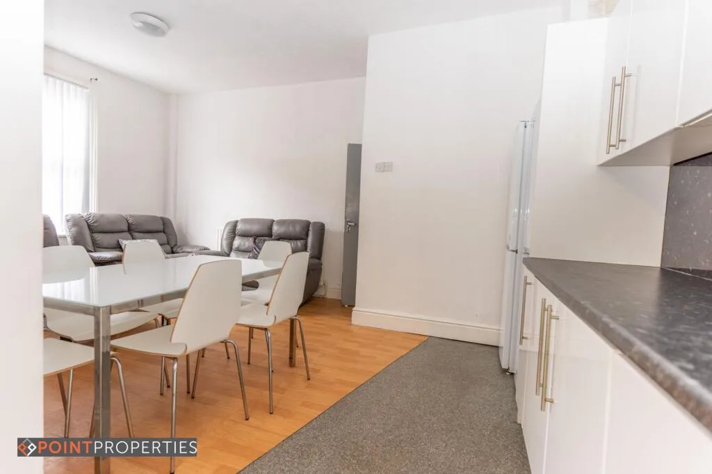 6 bedroom terraced house for rent