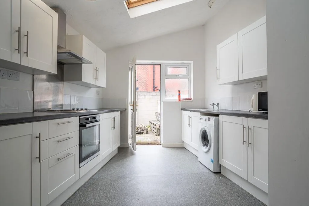 6 bedroom terraced house for rent