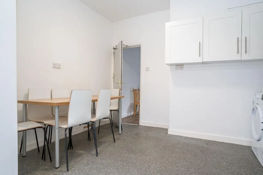 6 bedroom terraced house for rent