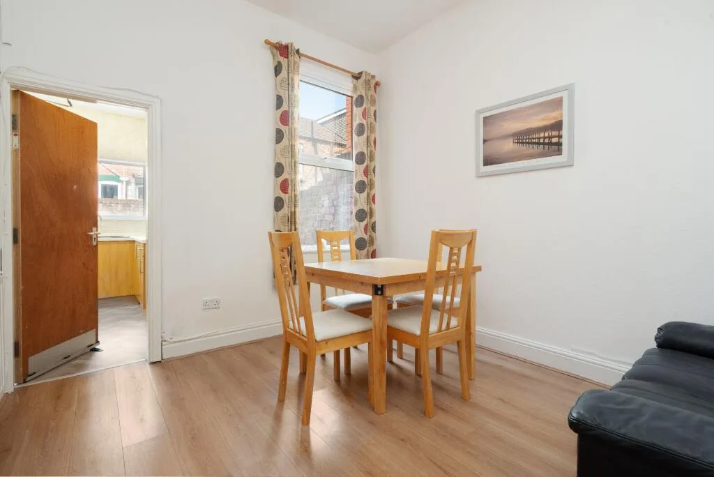 5 bedroom terraced house for rent