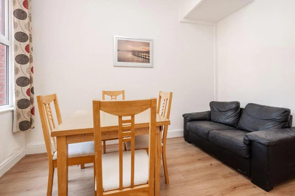 5 bedroom terraced house for rent