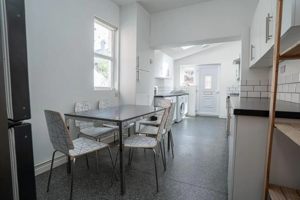 6 bedroom terraced house for rent