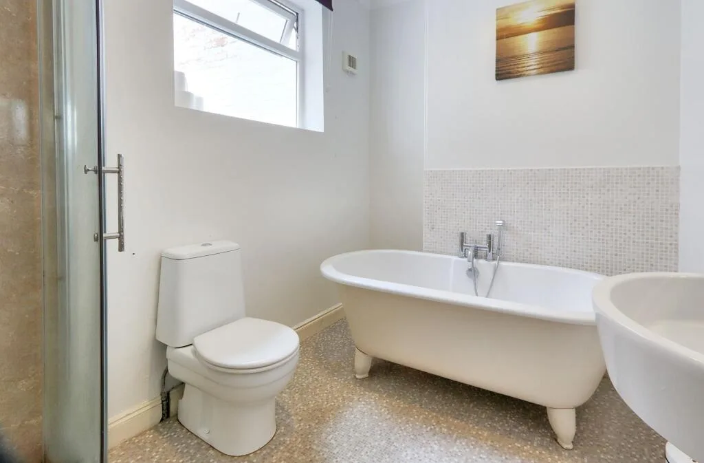 3 bedroom end of terrace house for rent