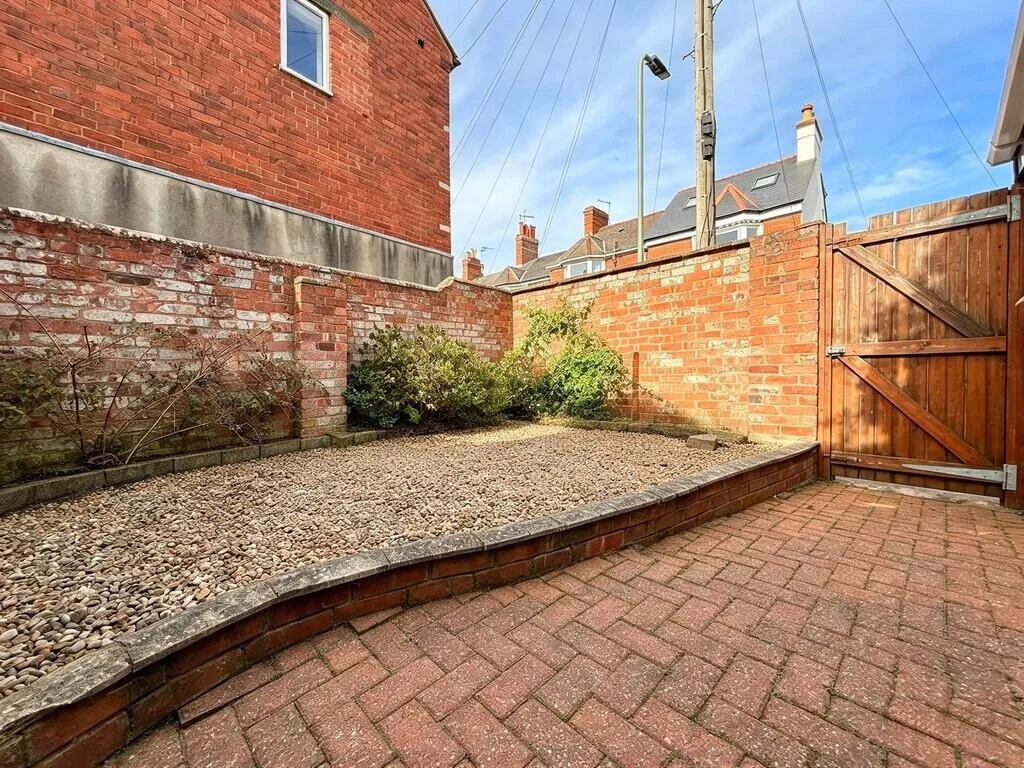 4 bedroom end of terrace house for rent