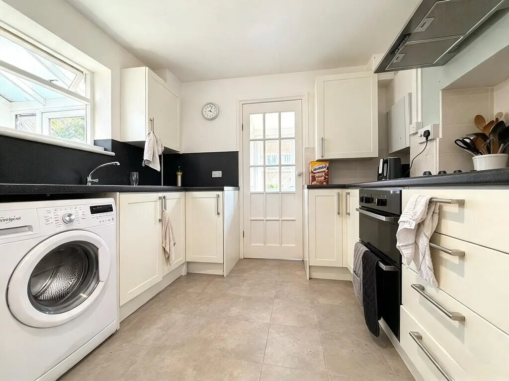 4 bedroom end of terrace house for rent