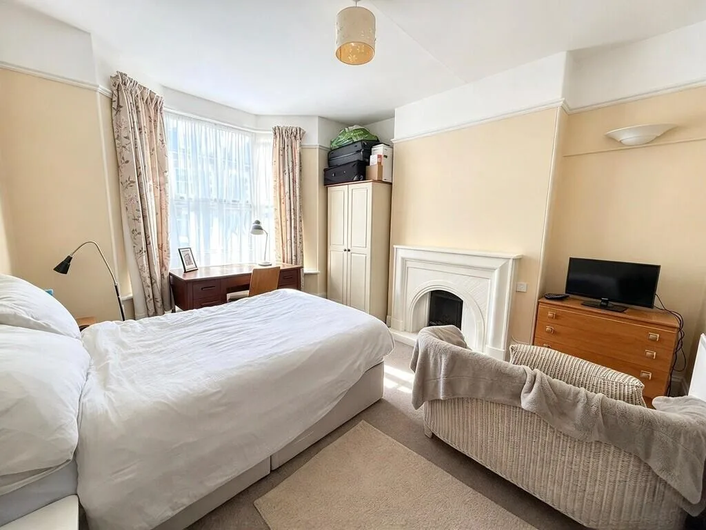 4 bedroom end of terrace house for rent