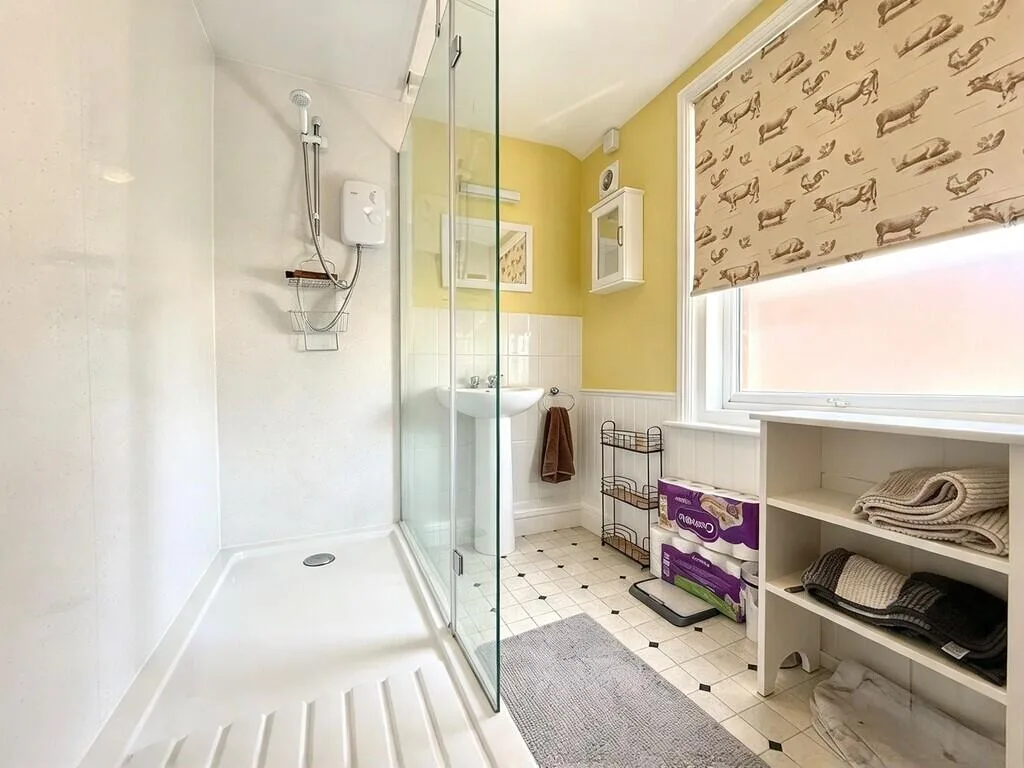 4 bedroom end of terrace house for rent